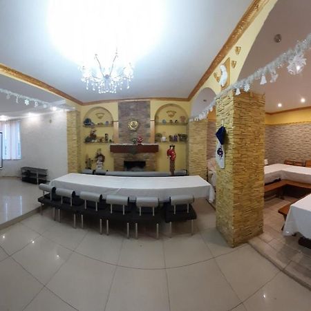 Куренiвський Двiр Kiev Luaran gambar
