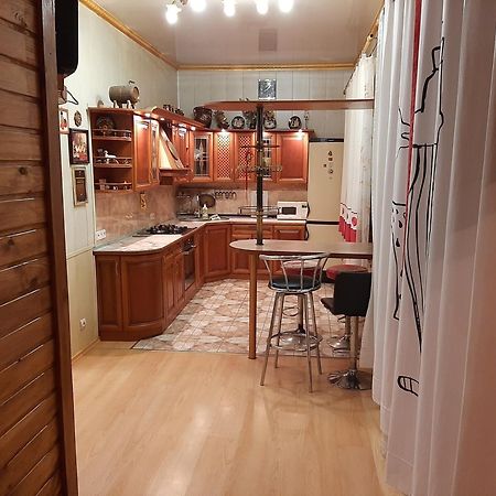 Куренiвський Двiр Kiev Luaran gambar